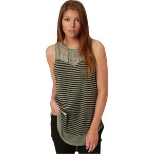 GIMMICKS BY BUCKLE Bohemian Green black Striped Sleeveless carefree flowy Top